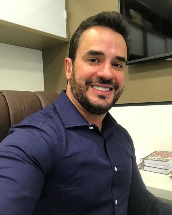 <em>Carlos Méndez</em>